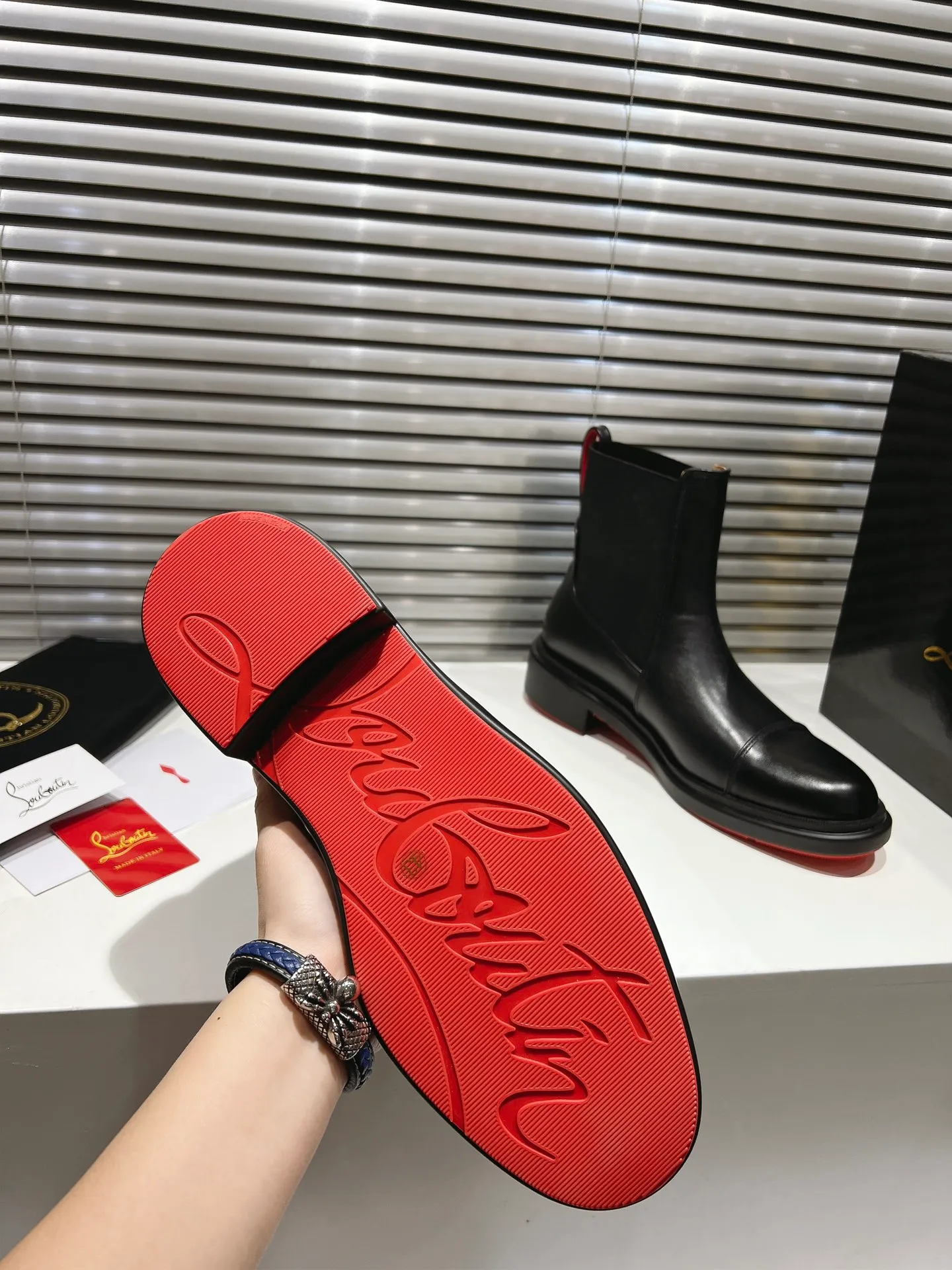 👟👟Ex-factory price 800👟👟 ╔Chelsea black nude boots╗ ·Top version customization·2024𝐬𝐬 Urbino Chelsea ankle boots are charming with smooth lines. The boots are made of black calfskin and feature a tonal rubber sole with the signature Maison Christian Louboutin Loubi red. This urban style features a heel tab and elastic side panels making it easy to put on 𝑪𝒉𝒓𝒊𝒔𝒕𝒊𝒂𝒏 𝑳𝒐𝒖𝒃𝒐𝒖𝒕𝒊𝒏 ▪️No matter the last shape, fabric, diamonds, nails, lining, outsole, they are all as close to ZP as possible... ▪️The original sole is specially provided by the original factory ▪️The lining is imported water-dyed cowhide ▪️Private customization time is about 3-7 days —————— Size: Men's 39M-47M